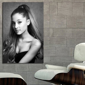 #010BW Ariana Grande